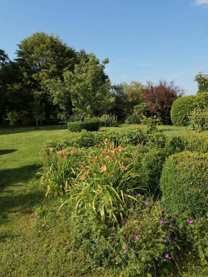 Les Berges De La Planchette Panzió Yvignac-la-Tour Kültér fotó